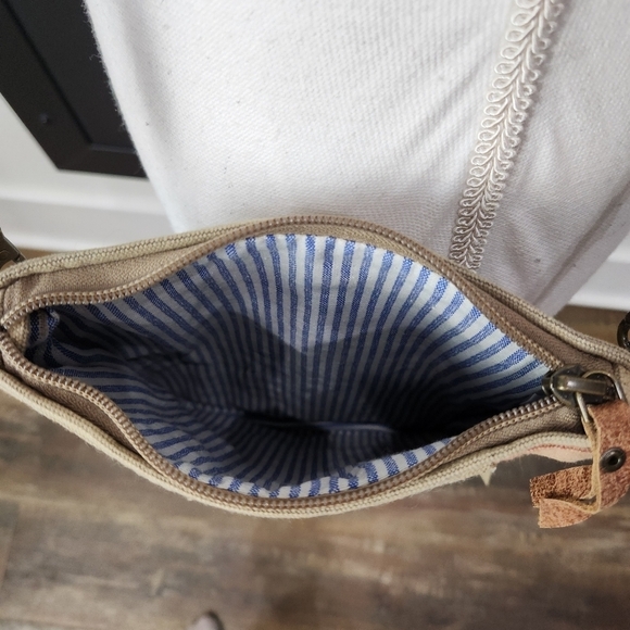 CLEA RAY Salt LAKE Passport Crosdbody Bag NWT - Picture 9 of 11